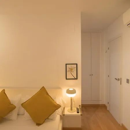 Apartment New Refurbished! 4 Minutes Walking To The