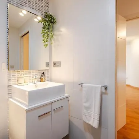 New Refurbished! 4 Minutes Walking To The شقة