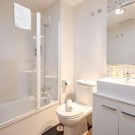 Apartment New Refurbished! 4 Minutes Walking To The