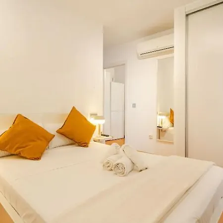 Apartment New Refurbished! 4 Minutes Walking To The