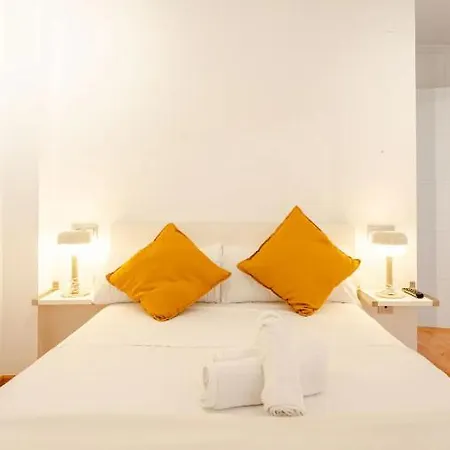 New Refurbished! 4 Minutes Walking To The Apartment *