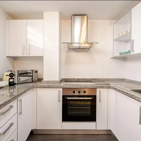 شقة New Refurbished! 4 Minutes Walking To The