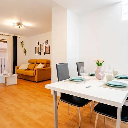 New Refurbished! 4 Minutes Walking To The شقة *